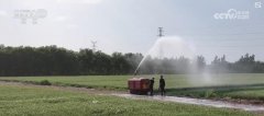 喷灌机械人让小麦喝上“解渴水” 科技抗旱帮力